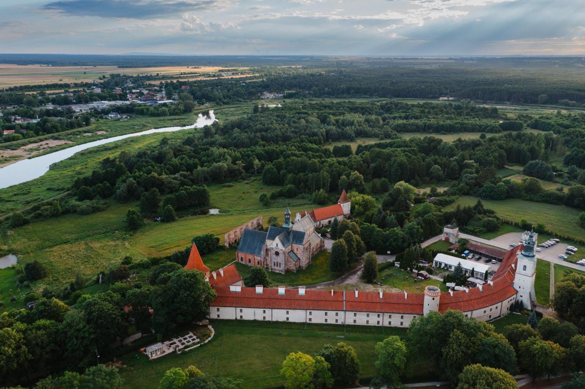 Hotel Podklasztorze ซูเลยุฟ ภายนอก รูปภาพ